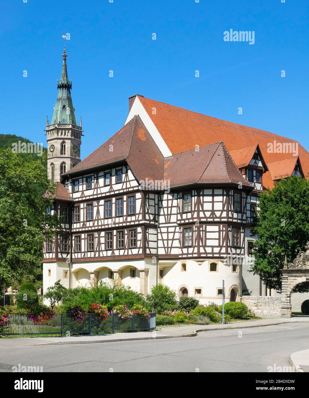 Germania, Baden-Württemberg, Bad Urach, Residenzschloss con mostre del Landesmuseum, edificio a graticcio su un alto pavimento in pietra, dietro la torre dell'Amanduskirche. Foto Stock