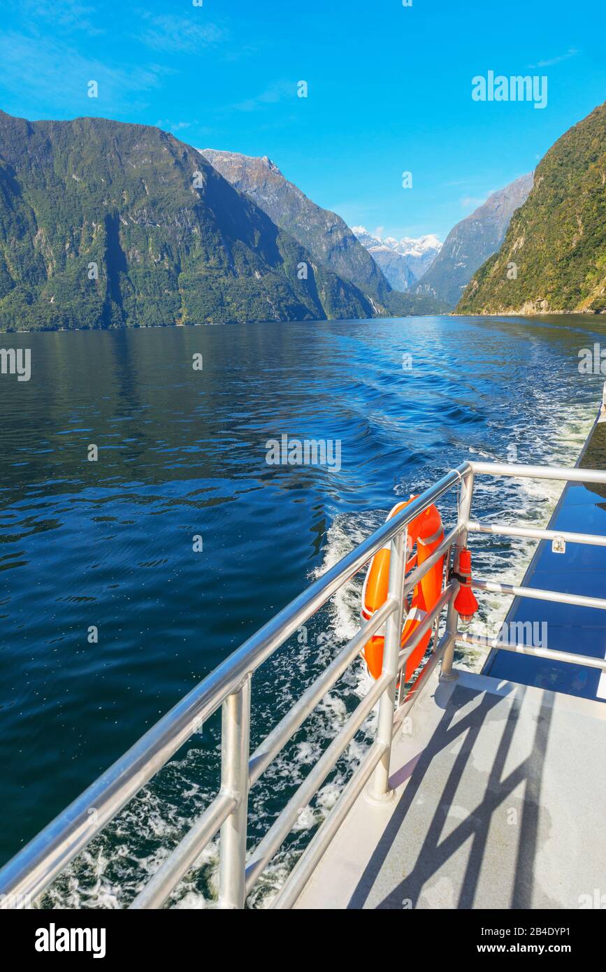 Crociera In Barca A Milford Sound, Fiordland National Park, South Island, Nuova Zelanda, Foto Stock