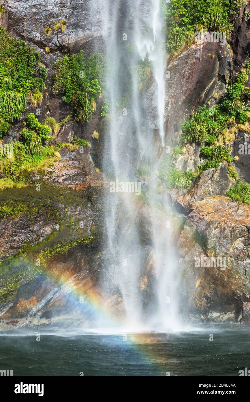 Rainbow Over Waterfall, Milford Sound, Fiordland National Park, South Island, Southland, Nuova Zelanda, Foto Stock