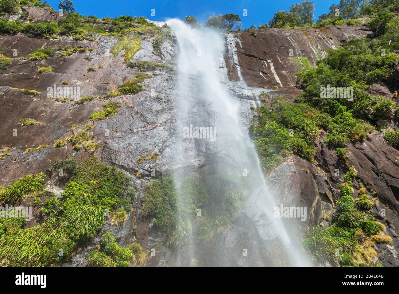 Cascata, Milford Sound, Fiordland National Park, South Island, Southland, Nuova Zelanda, Foto Stock