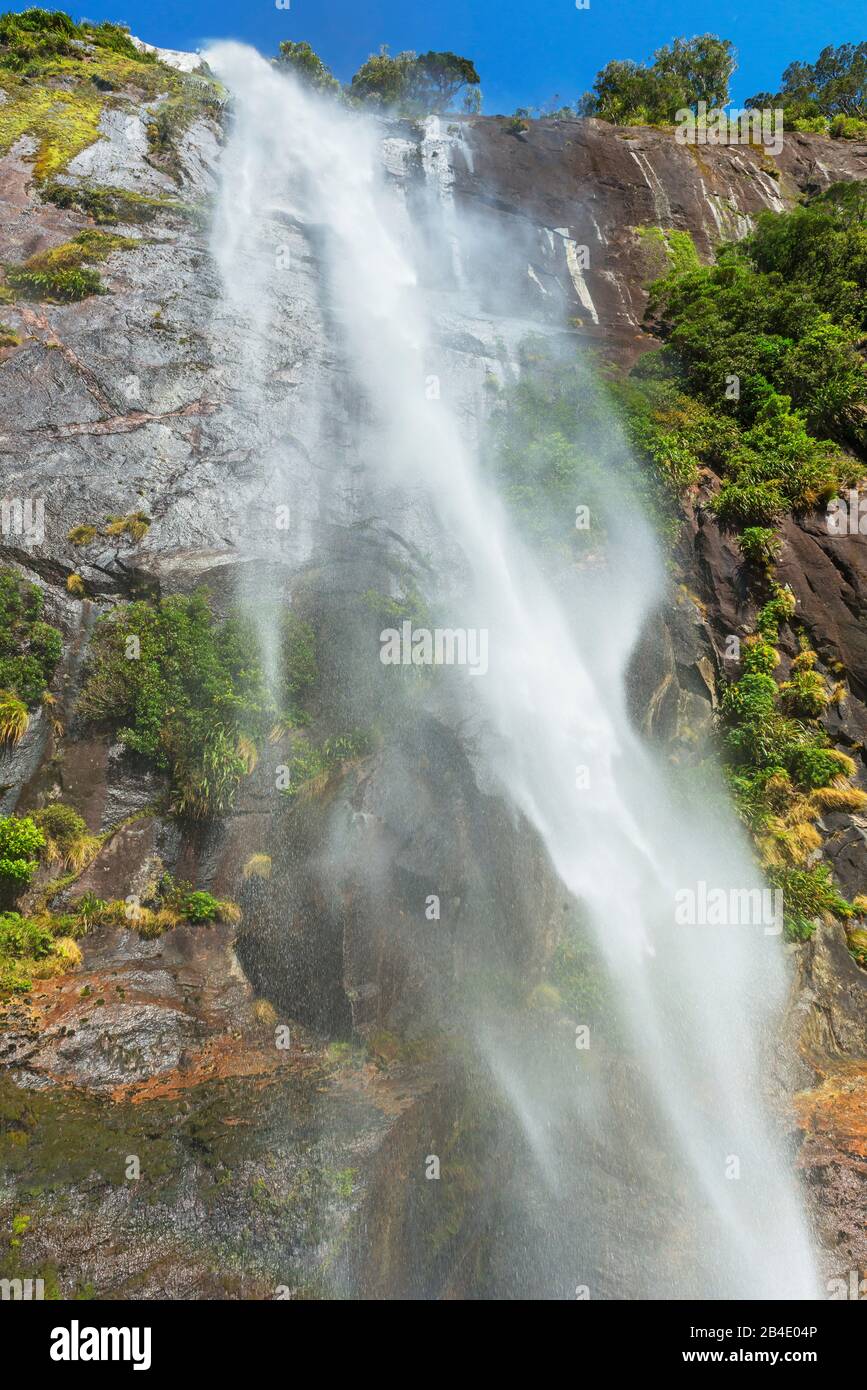 Cascata, Milford Sound, Fiordland National Park, South Island, Southland, Nuova Zelanda, Foto Stock