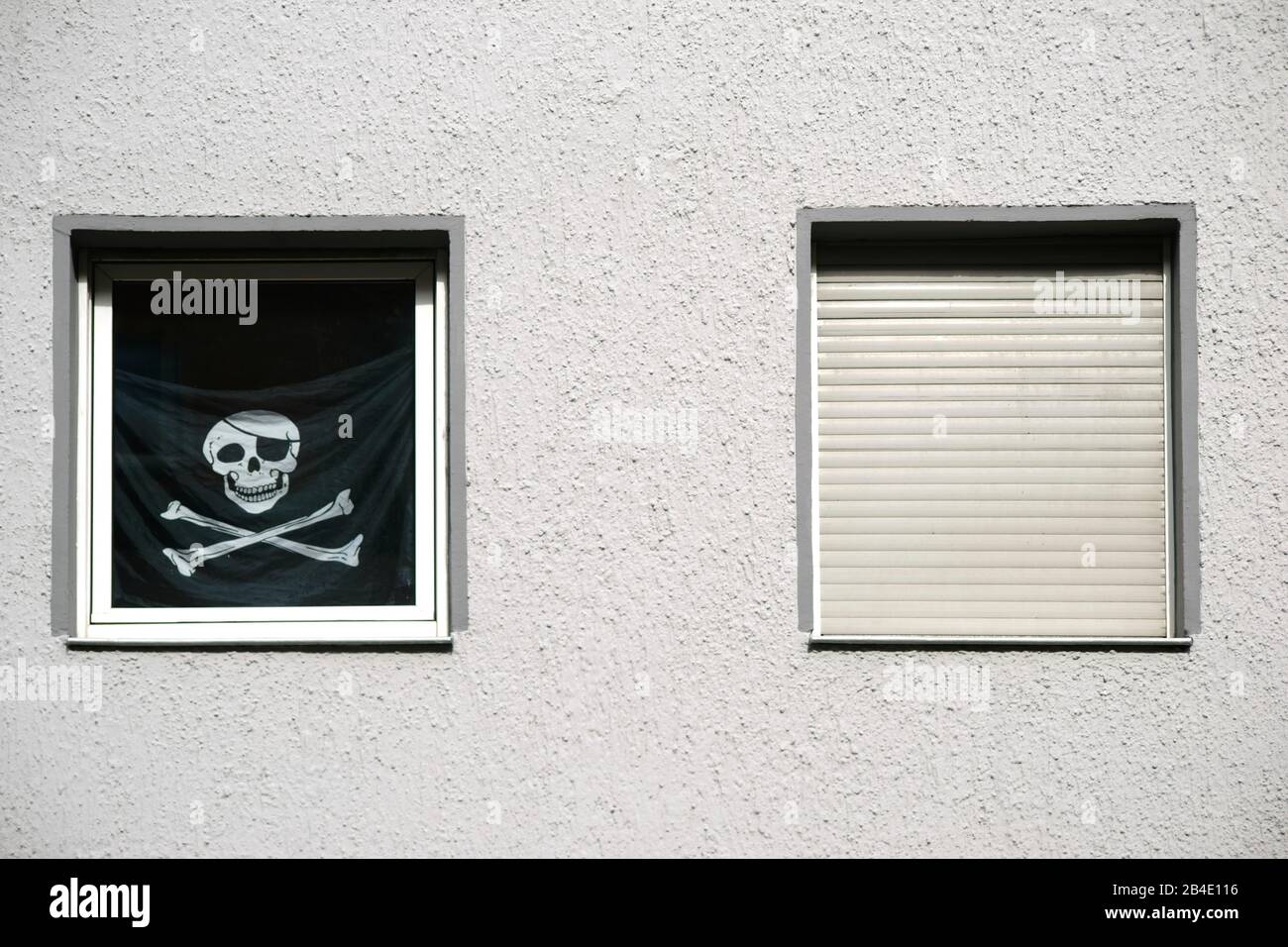 Un pirata nero bandiera con cranio nella finestra . Foto Stock