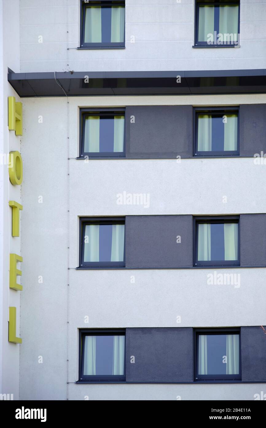Un hotel moderno con facciata di segno e vetrate. Foto Stock