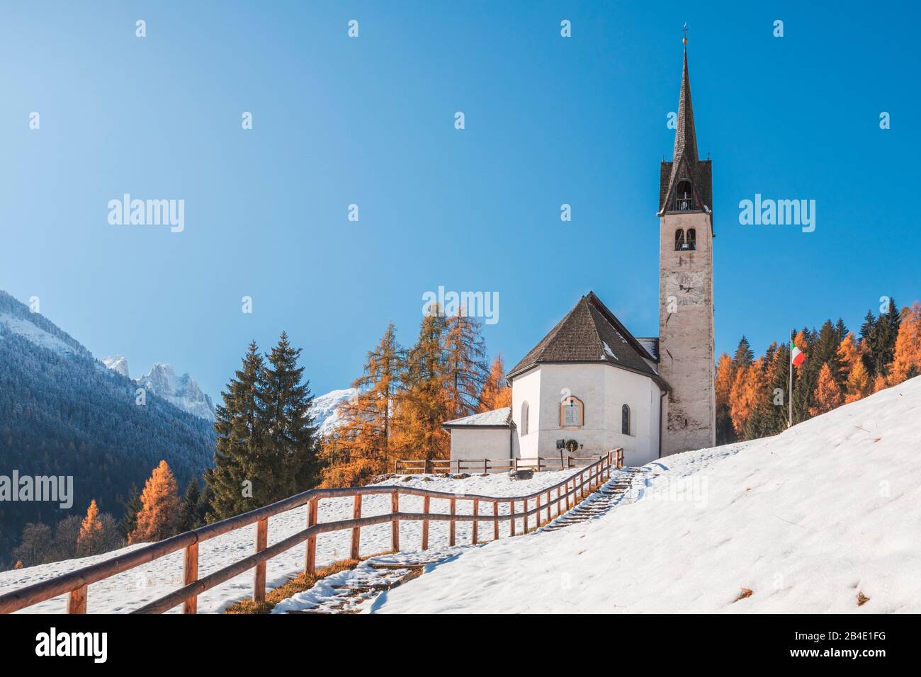 Chiesa di Beata Vergine della Salute nel villaggio di Caviola, comune di Falcade, a fine autunno, Agordino, Dolomiti, Belluno, Veneto, Italia Foto Stock