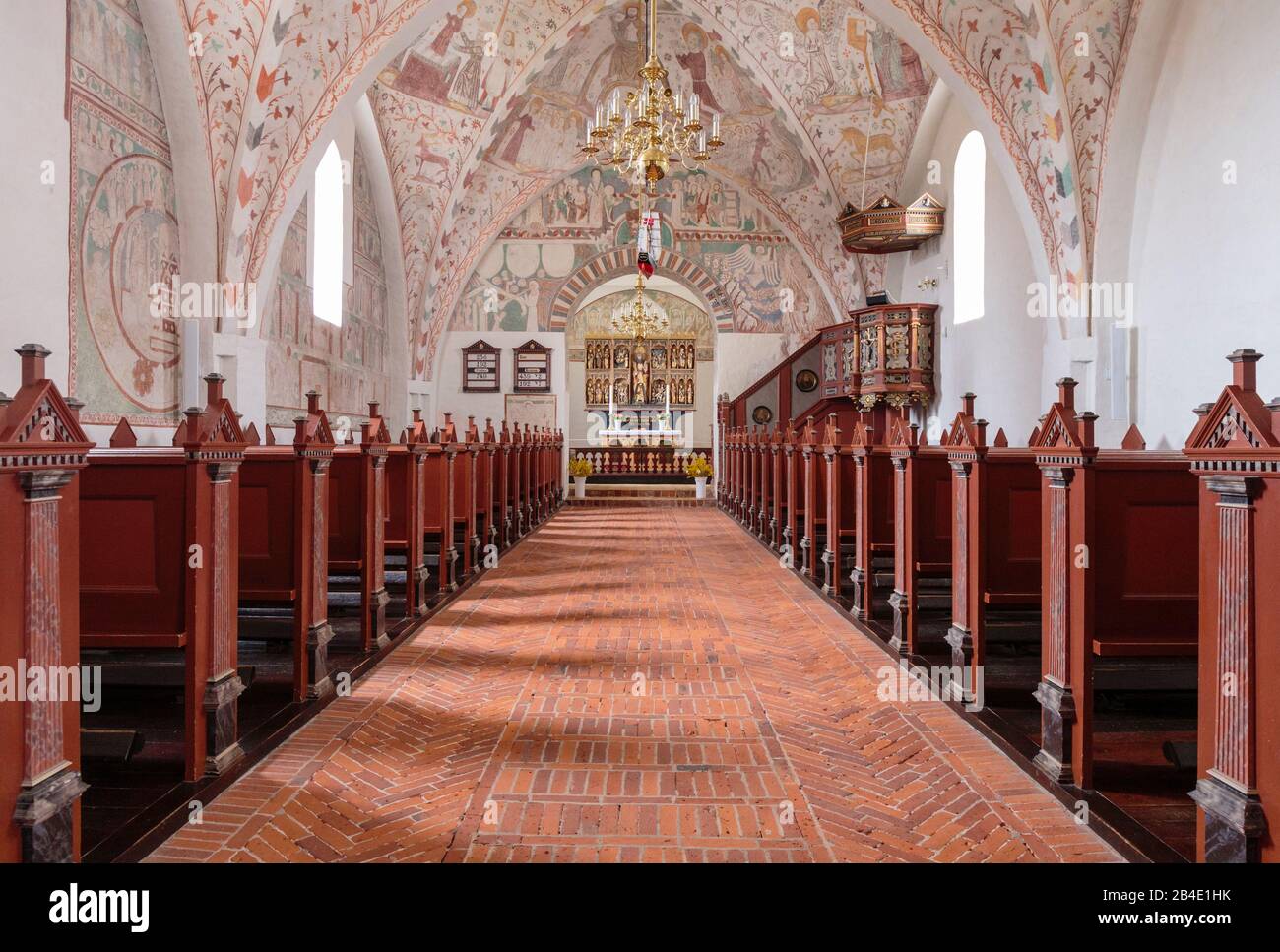 Europa, Dänemark, Møn, Keldby, Der reich mit Fresken (entstanden zwischen 1275–1600) verzierte Innenraum der Keldby-Kirche (13, Jh,) Foto Stock