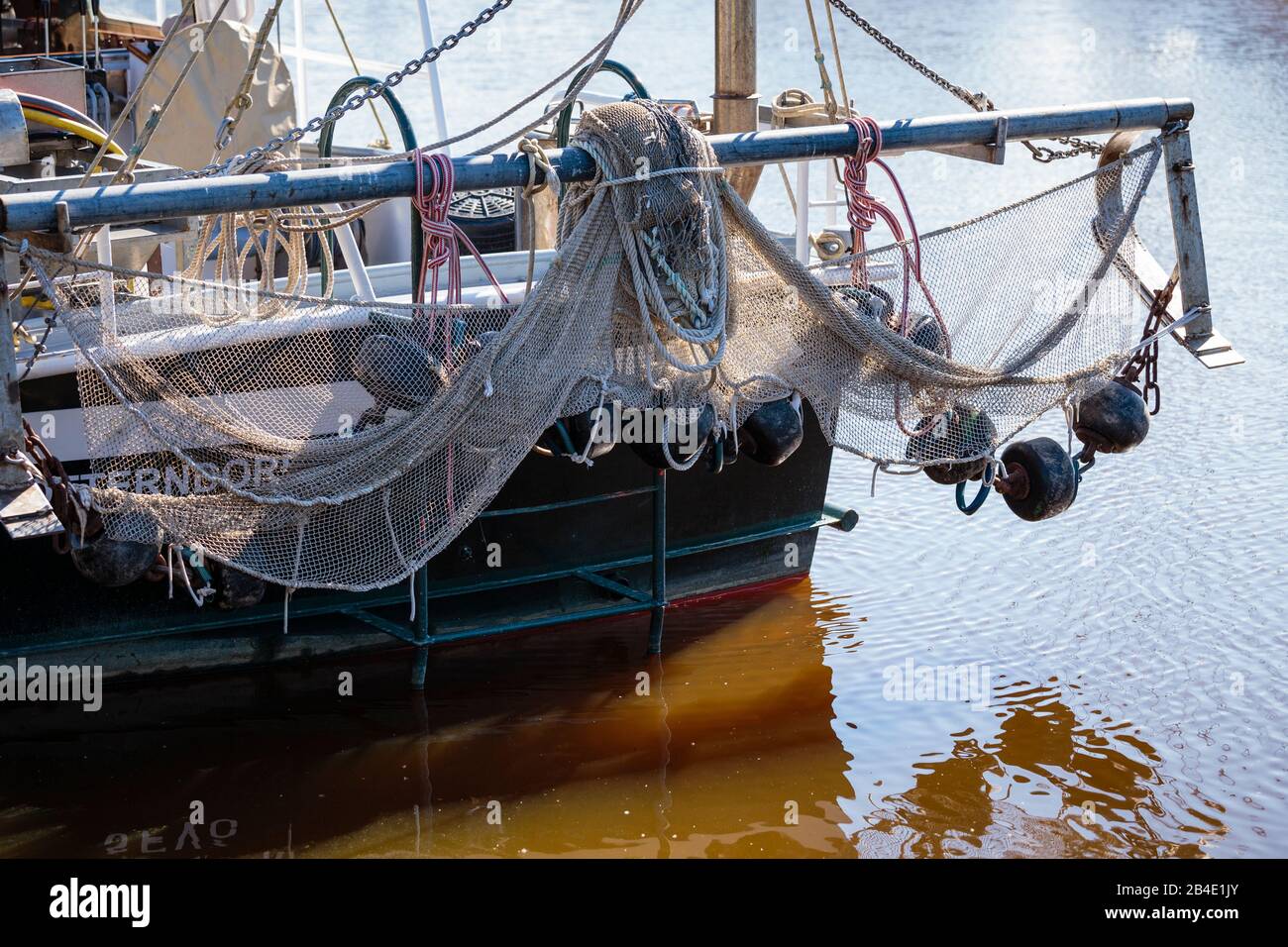 Europa, Deutschland, Niedersachsen, Otterndorf, Fangnetze (sog, Baumkurre) am Heck eines modernen Fischkutters, Foto Stock