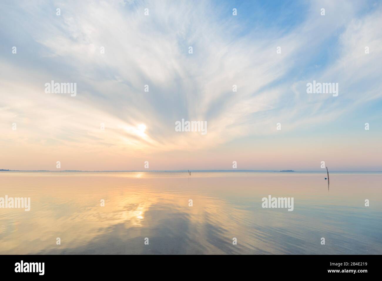 Europa, Danimarca, Møn, passerelle, tramonto sulla baia di Stege (tornanti) con vista verso Kalvehave, a destra è la piccola isola Lindholm, Foto Stock