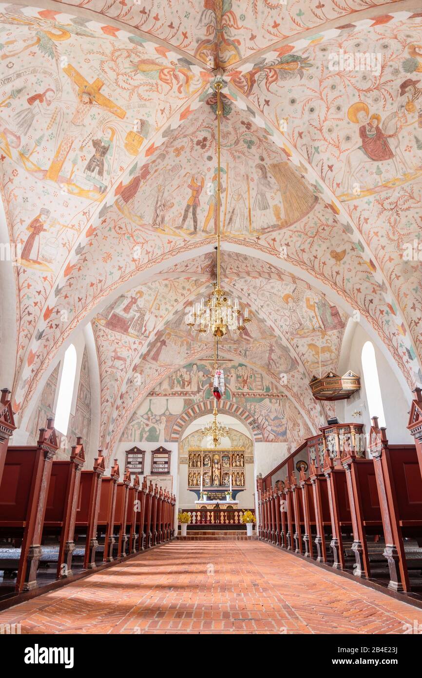 Europa, Dänemark, Møn, Keldby, Der reich mit Fresken (entstanden zwischen 1275–1600) verzierte Innenraum der Keldby-Kirche (13, Jh,), Foto Stock