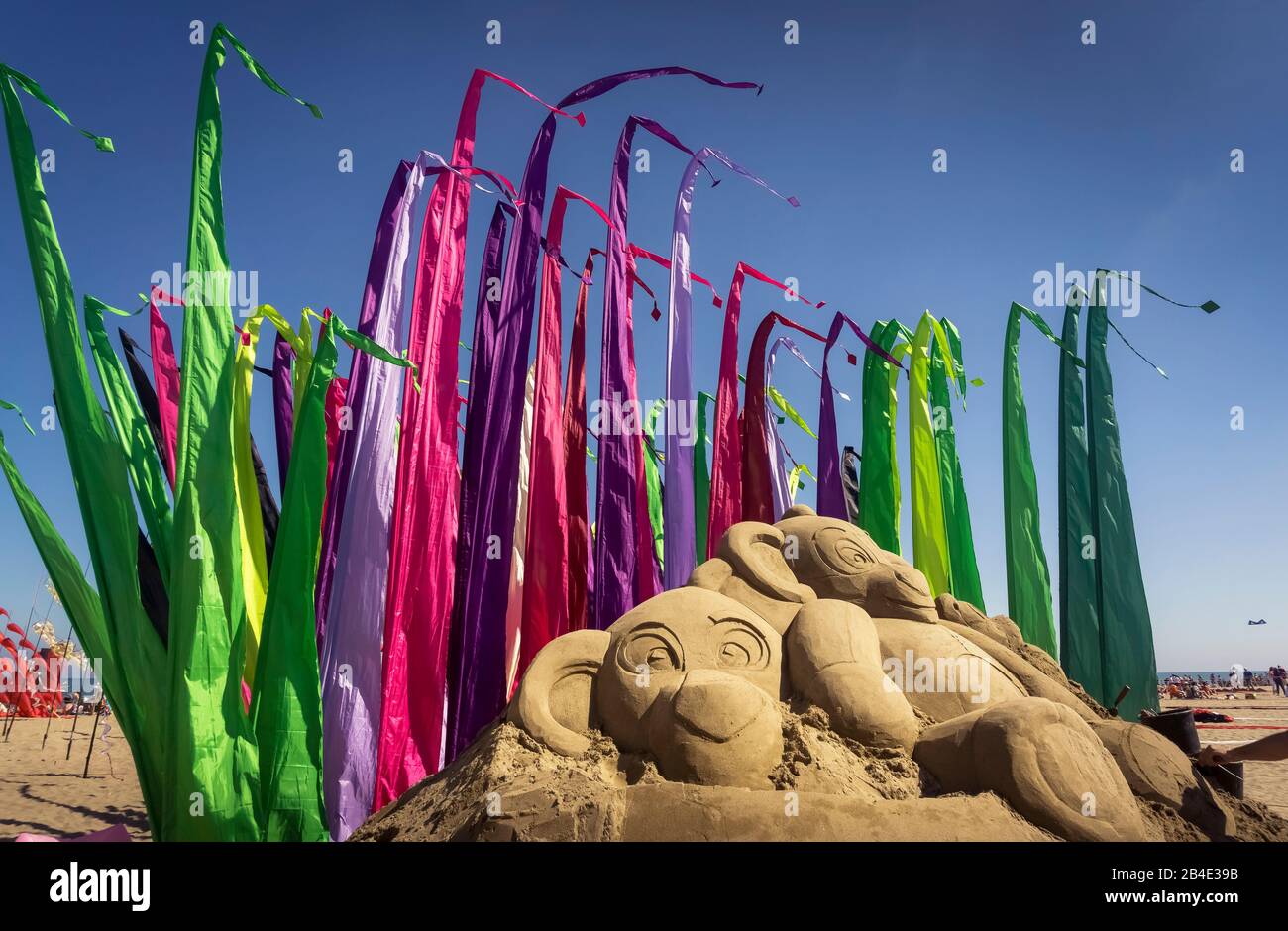 Fest Der Cerfs Volants. Affen aus Sand erbaut a Narbonne Plage. Foto Stock