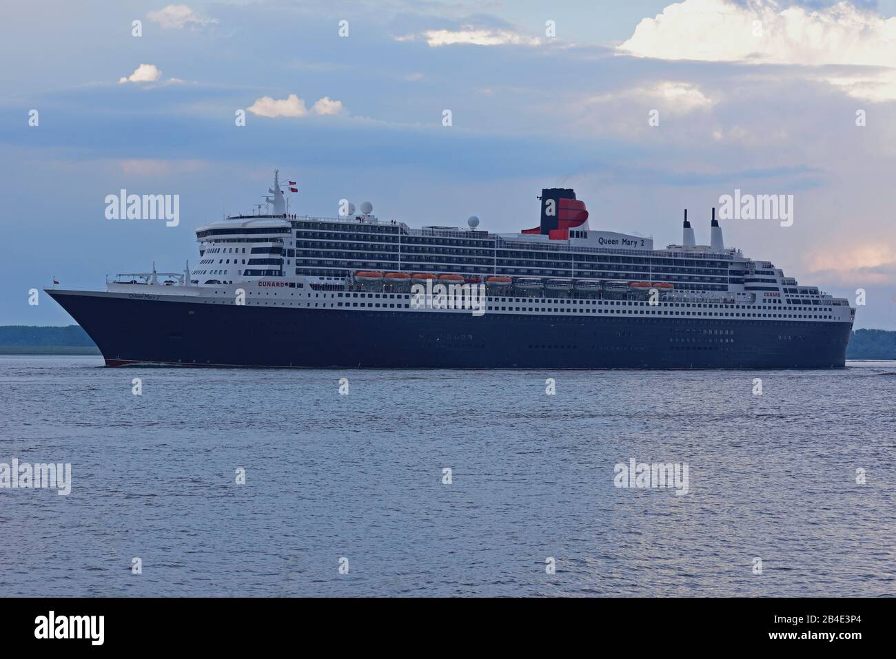 Europa, Germania, Amburgo, Elba, nave passeggeri la regina Maria 2 lascia Amburgo, cielo nuvoloso, umore romantico, luce notturna, Foto Stock