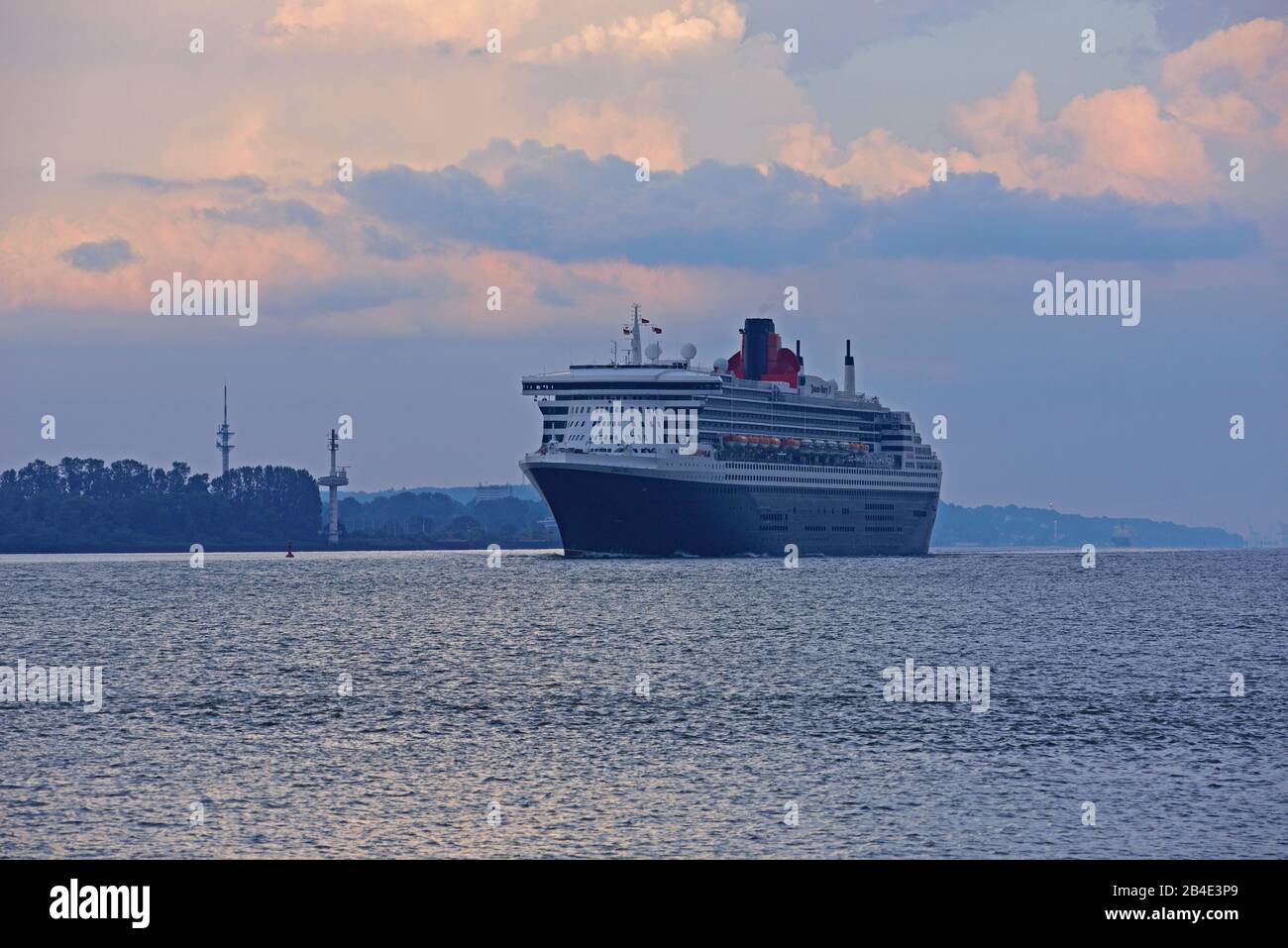 Europa, Germania, Amburgo, Elba, nave passeggeri la regina Maria 2 lascia Amburgo, cielo nuvoloso, umore romantico, luce notturna, Foto Stock