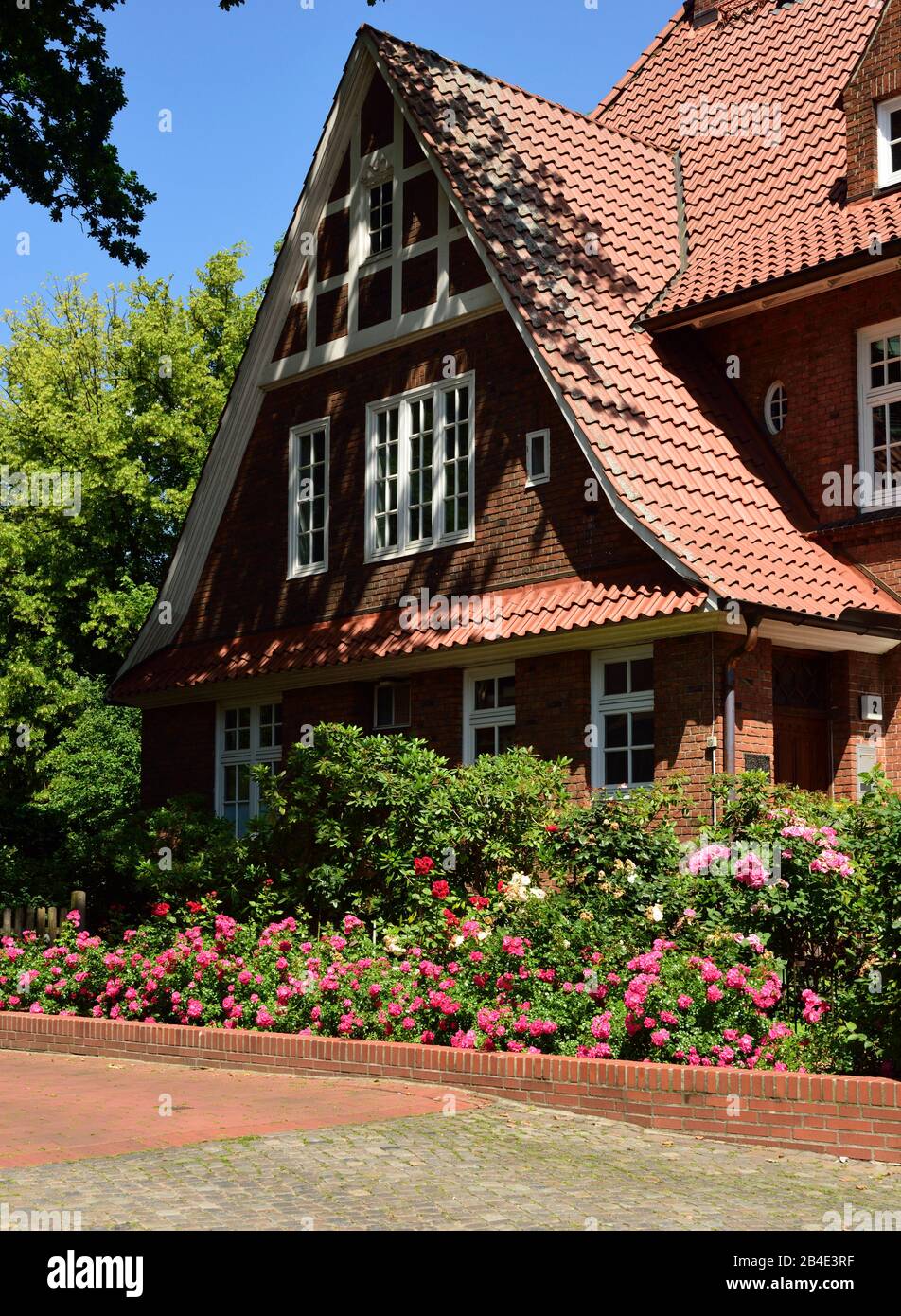 Europa, Germania, Amburgo, Bergedorf distretto, Schloßstr., villa di città con rose, clinker, tetto di tegole rosse, Foto Stock