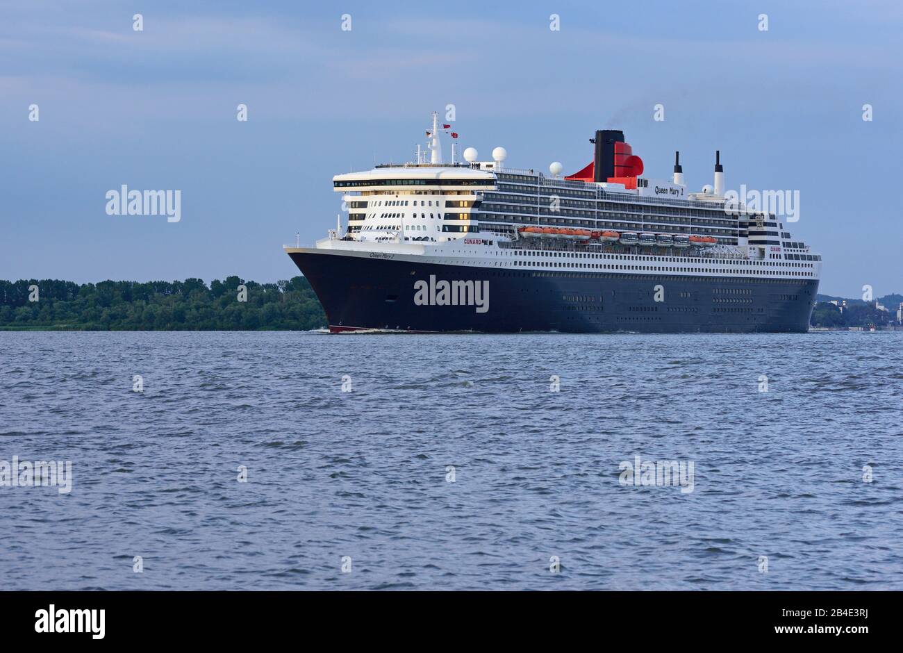 Europa, Germania, Amburgo, Elba, nave passeggeri la regina Maria 2 lascia Amburgo, luce notturna, Foto Stock