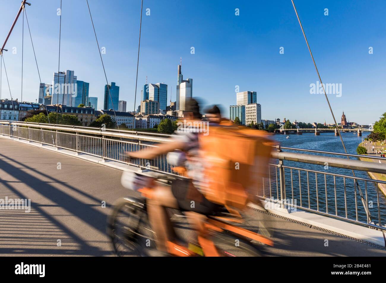 Germania, Assia, Francoforte sul più, Main, Holbeinsteg, Ciclisti, courier di bicicletta, autista di corriere, vista al distretto finanziario, banche Foto Stock