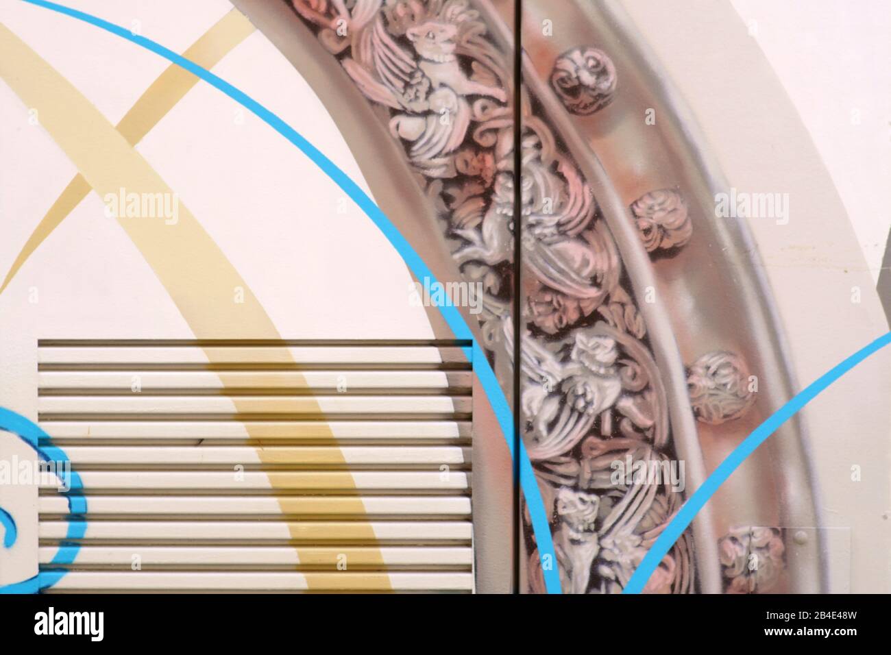 La porta di un dipinto luminosamente scatola elettrica con bocchette. Foto Stock