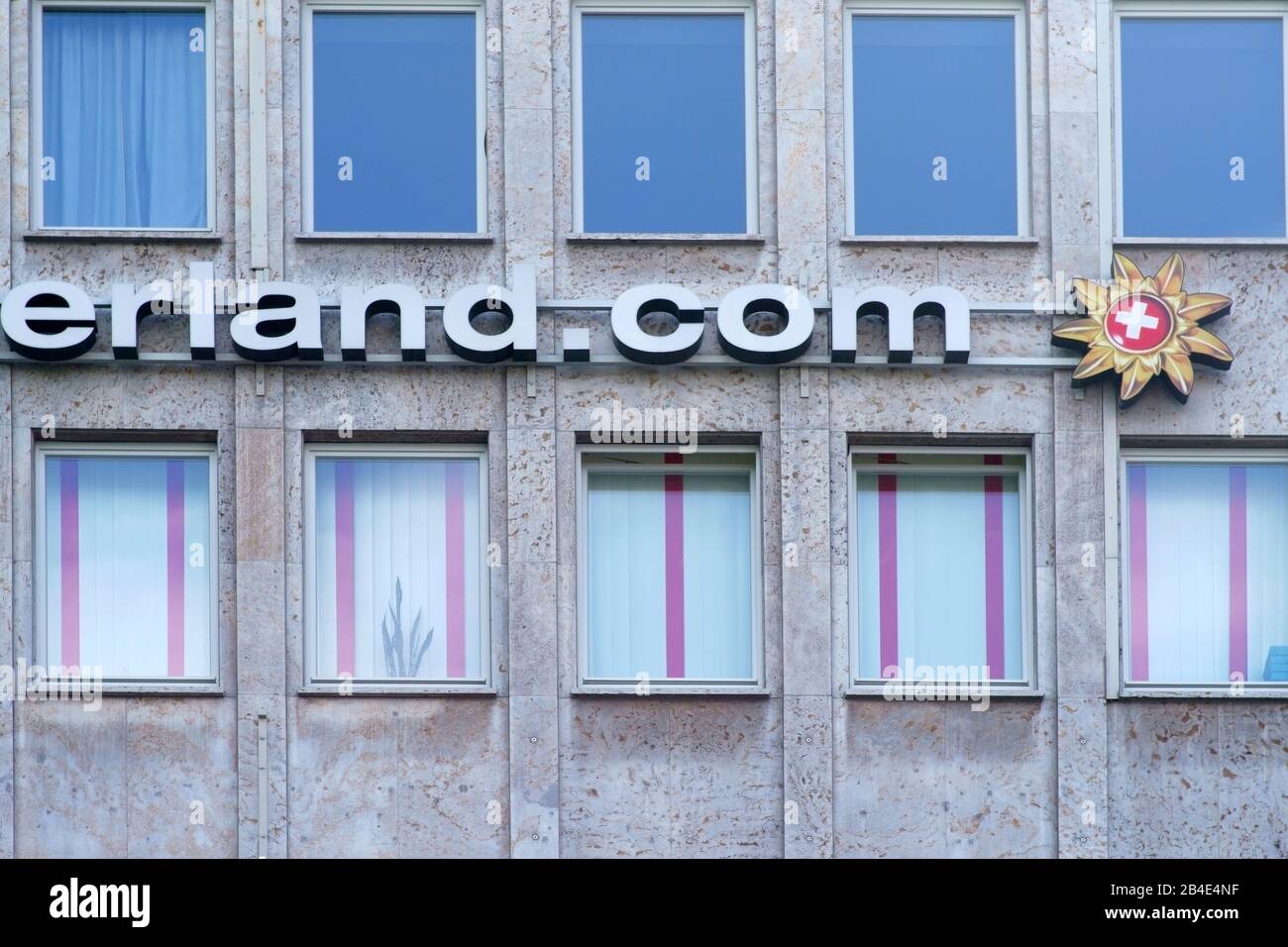 Il logo dell'Ufficio Turistico Svizzero myswitzerland.com in un edificio di uffici a Francoforte. Foto Stock