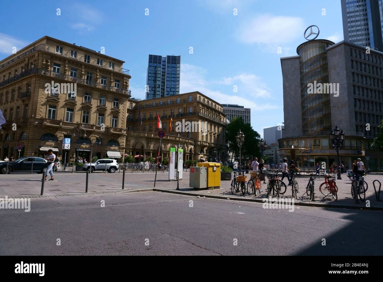 Der Kaiserplatz im Stadtzentrum mit dem Hotel Steigenberger Frankfurter Hof sowie Läden und Geschäftsgebäuden a Francoforte. Foto Stock