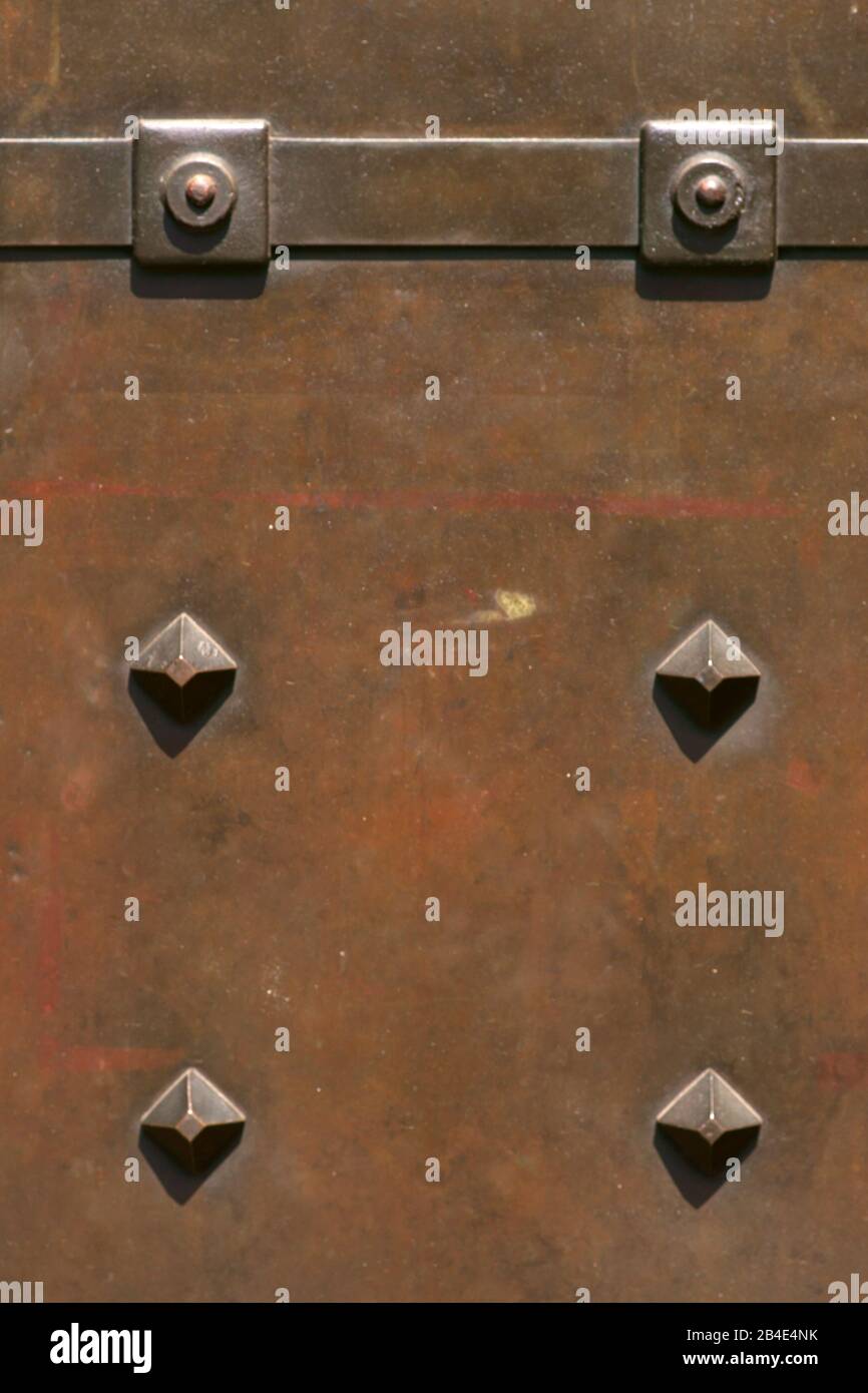 Close-up del metallo arrugginito superficie di un pesante ferro battuto porta della chiesa. Foto Stock