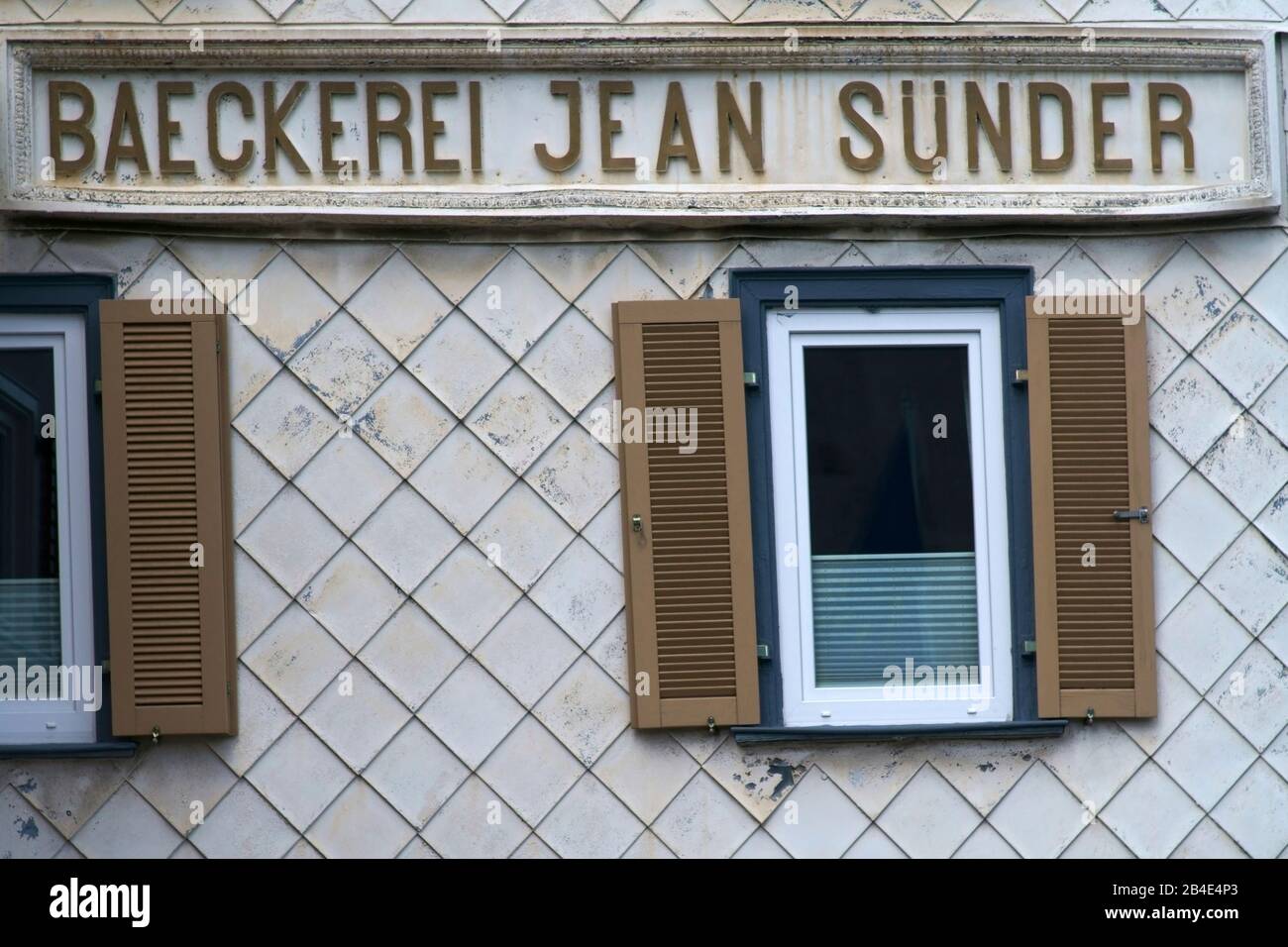 La facciata esterna della susata panetteria Jean Sünder, un edificio storico nella città vecchia di Bad Homburg. Foto Stock
