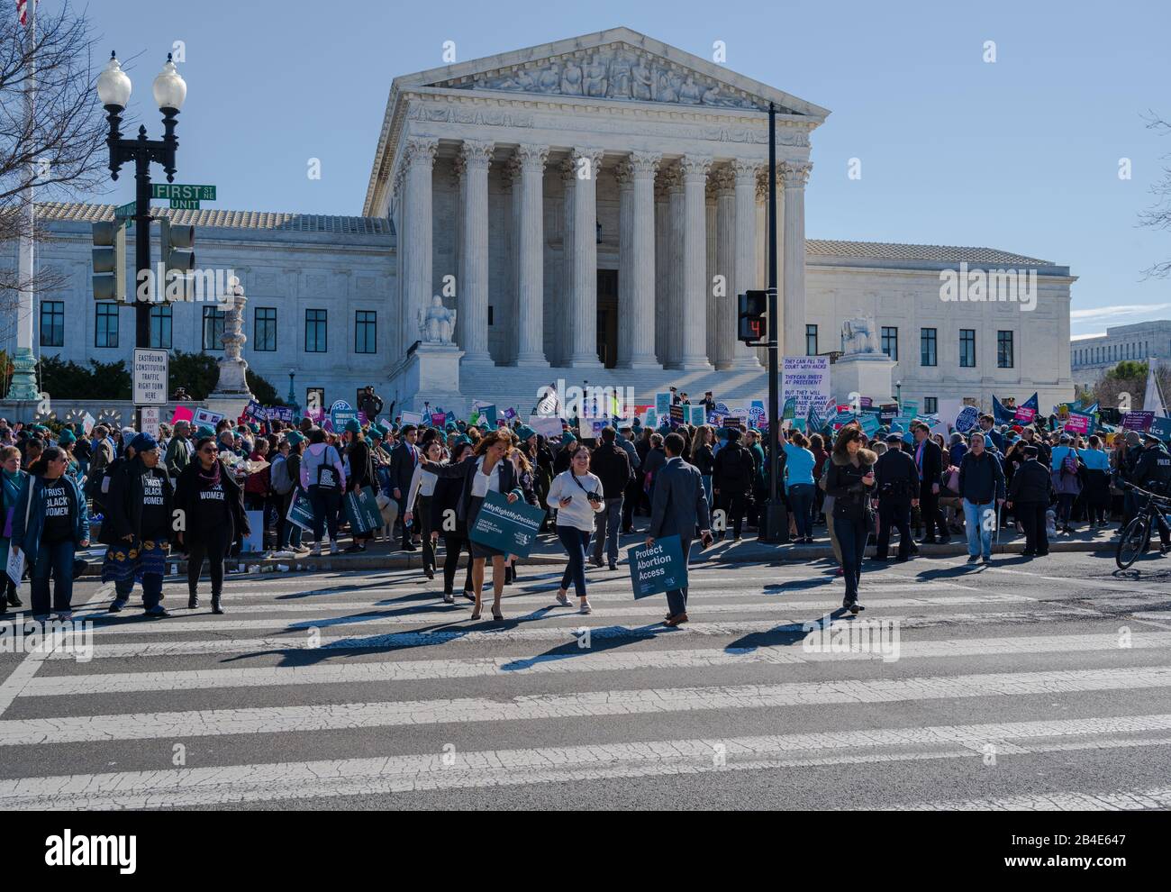 Washington, DC, USA -- 4 marzo 2020. Foto ad ampio angolo di un trono di manifestanti in occasione di un raduno di diritti di aborto di fronte alla Corte Suprema. Foto Stock
