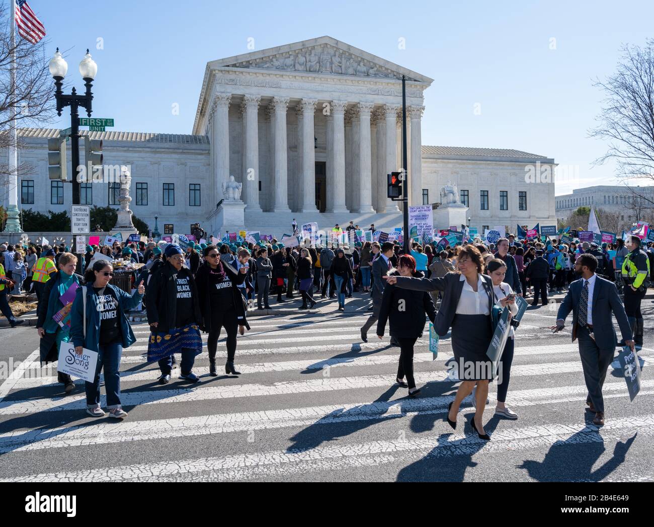 Washington, DC, USA -- 4 marzo 2020. Foto grandangolare di manifestanti che attraversano la strada di fronte alla Corte Suprema in occasione di un raduno di diritti di aborto. Foto Stock