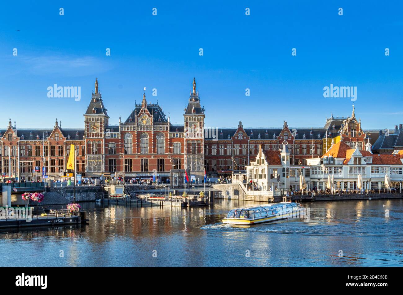 Il molo per crociere sul canale presso la Stazione Centrale, Centraal, Amsterdam, Paesi Bassi, Europa Foto Stock