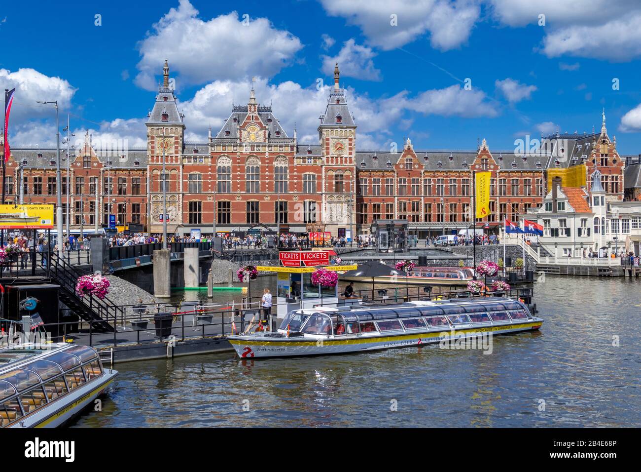 Il molo per crociere sul canale presso la Stazione Centrale, Centraal, Amsterdam, Paesi Bassi, Europa Foto Stock
