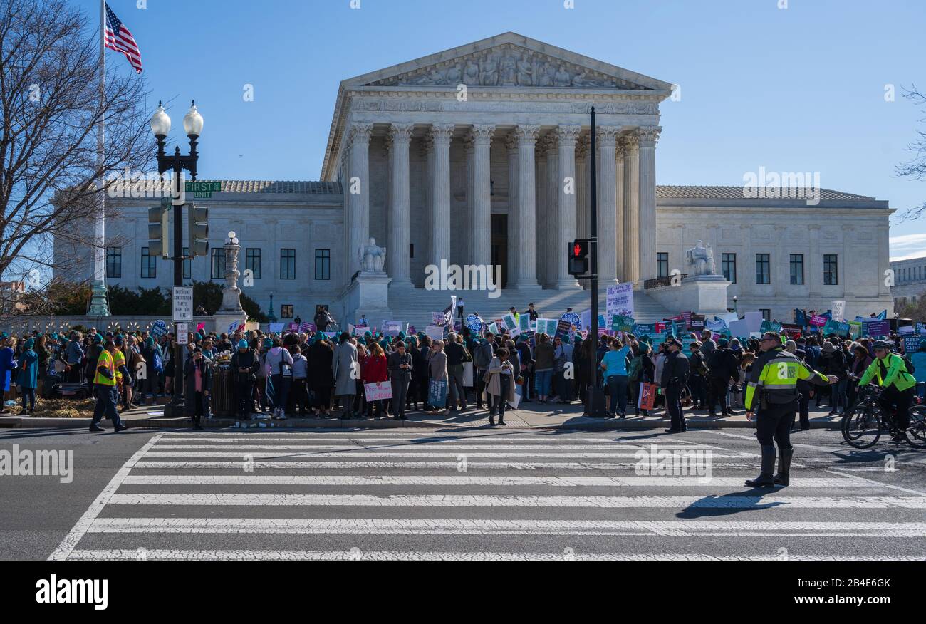 Washington, DC, USA -- 4 marzo 2020. Foto grandangolare di manifestanti di fronte alla Corte Suprema in occasione di un raduno di diritti di aborto. Foto Stock