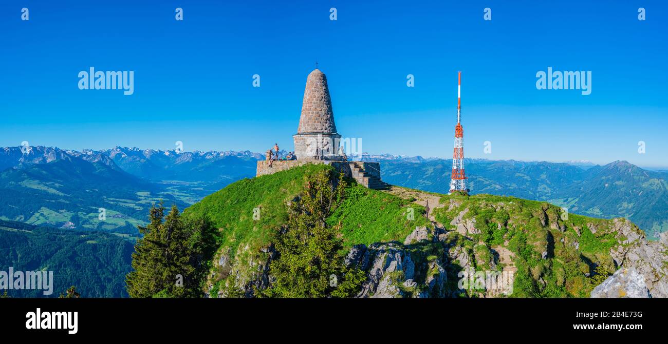 Gebirgsjägerdenkmal e la torre di trasmissione del Bayerischer Rundfunk, sulla Grünten, 1738m, Illertal, Allgäu Alpi, Oberallgäu, Allgaeu, Baviera, Germania, Europa Foto Stock