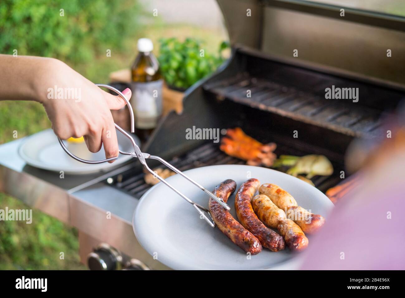 Su un piatto vengono servite salsicce alla griglia, barbecue Foto Stock