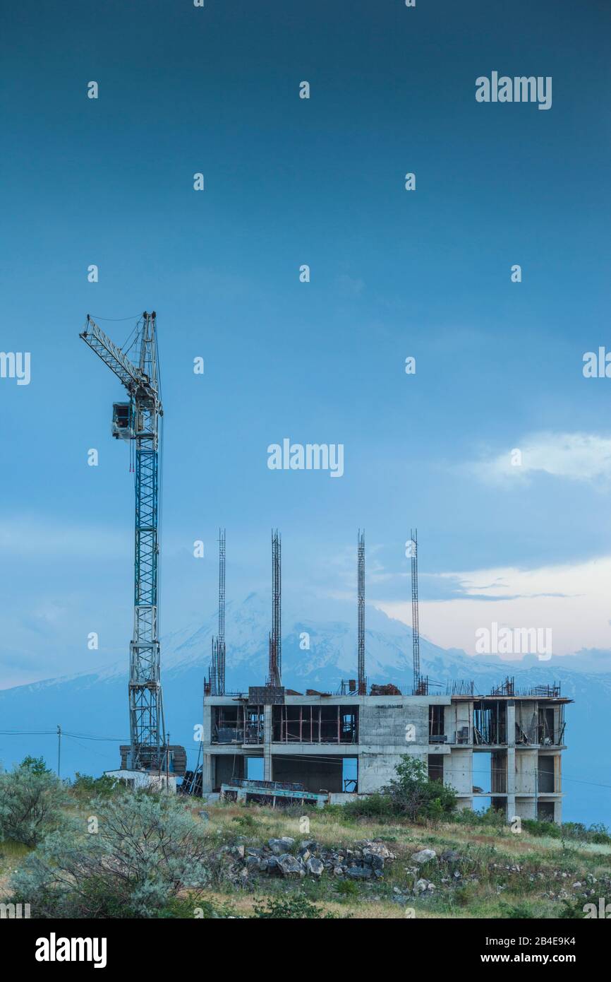 Armenia, Yerevan, Costruzione casa e Mt. Ararat, crepuscolo Foto Stock