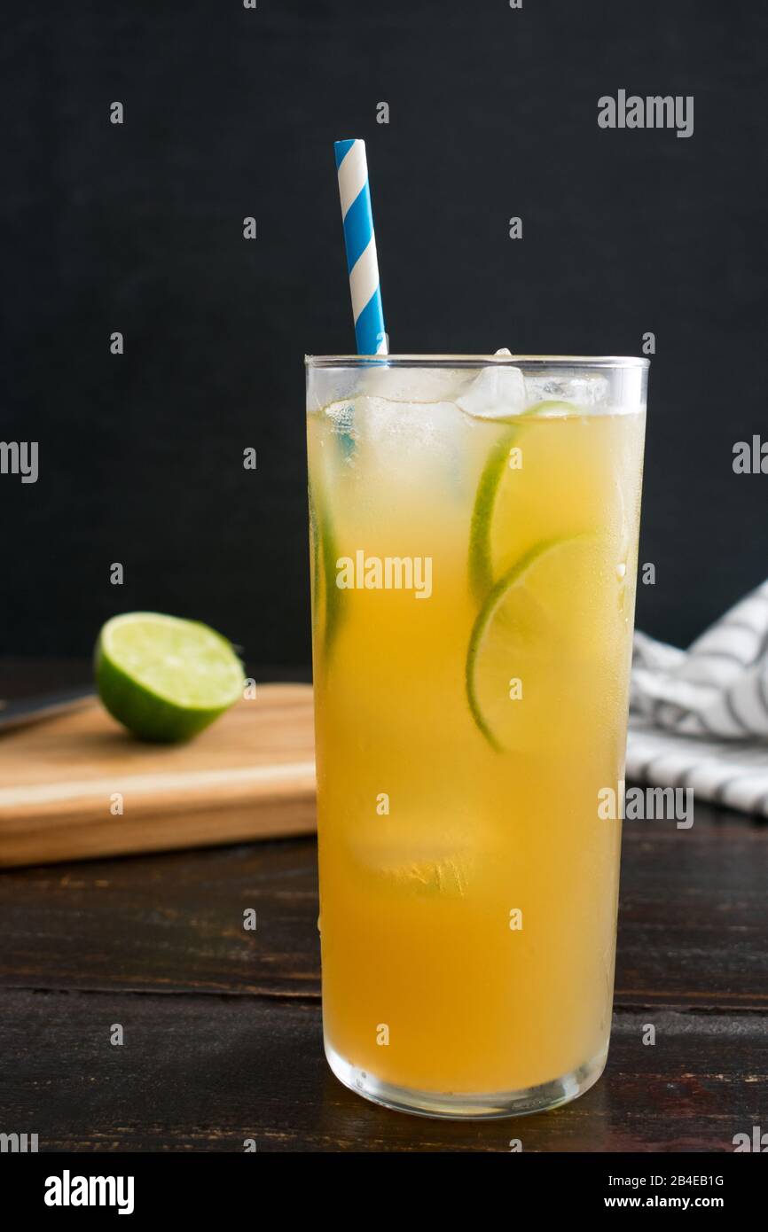 Tè Limè Iced vietnamita (Tra Chanh Hanoi): Tè freddo verde con succo di lime zuccherato con miele e guarnito con fette di lime Foto Stock