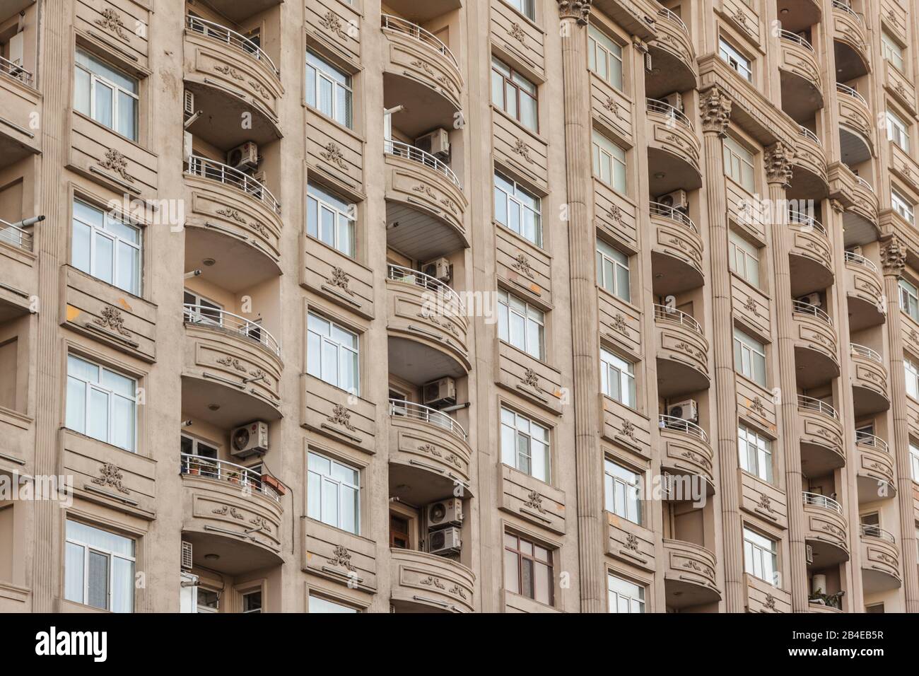 Azerbaigian, Baku, condomini, Hasanoghlu Street da Heydar Aliyev Center Foto Stock