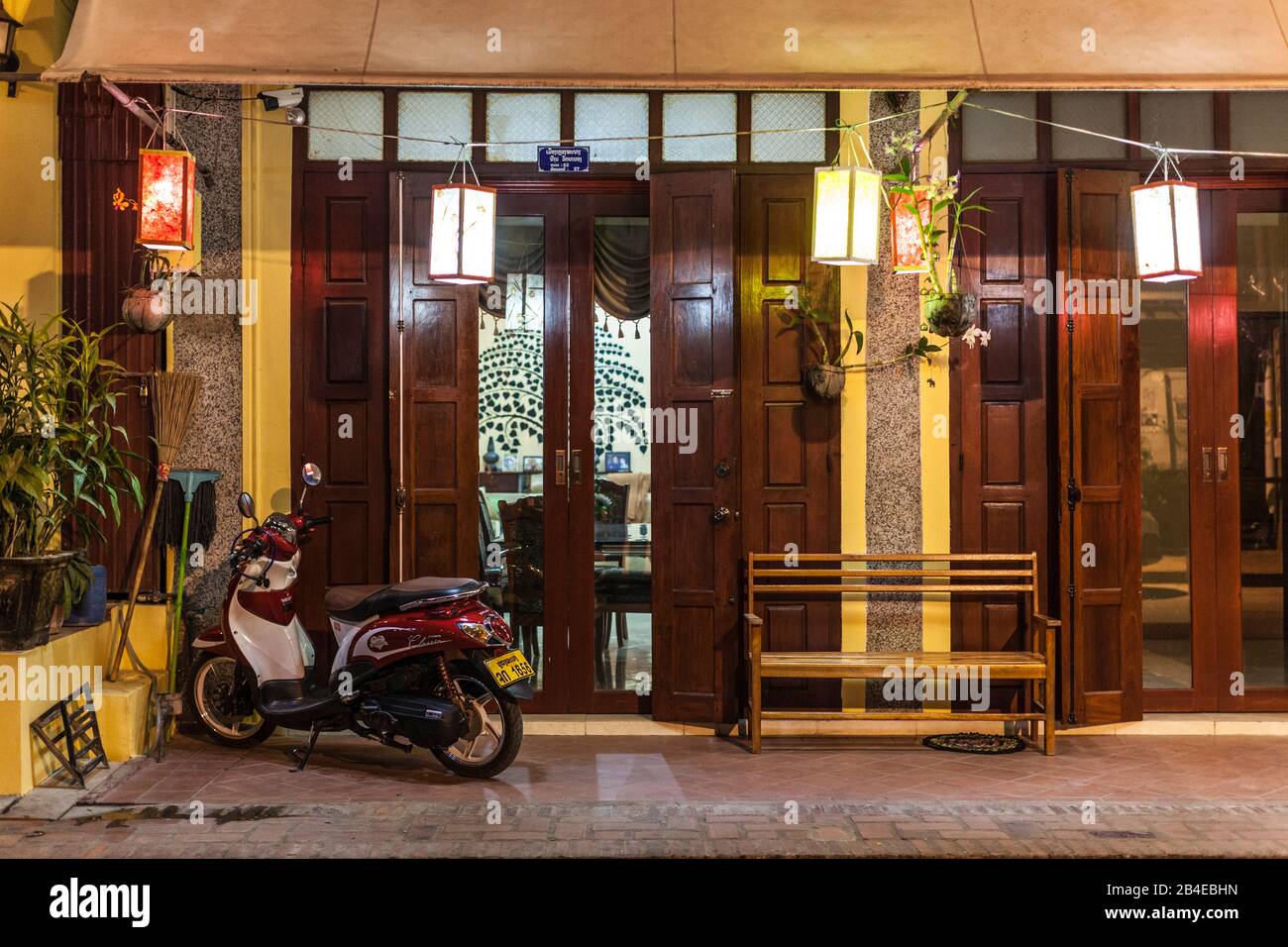 Laos, Luang Prabang, Mekong Riverfront edifici su Khem Khong Road, sera Foto Stock