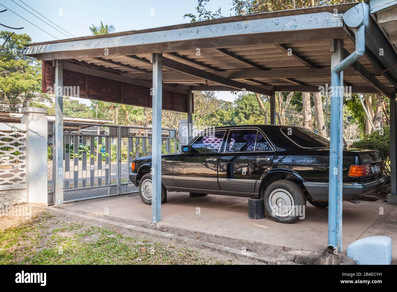 Laos, Vientiane, Kaysone Phomivan Memorial, ex casa del leader comunista del Laos in ex compound della CIA, leader della Mercedes nera Foto Stock