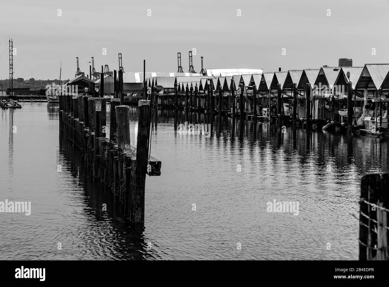 Bianco e nero di case di barche a Vancouver, BC, Canada Foto Stock