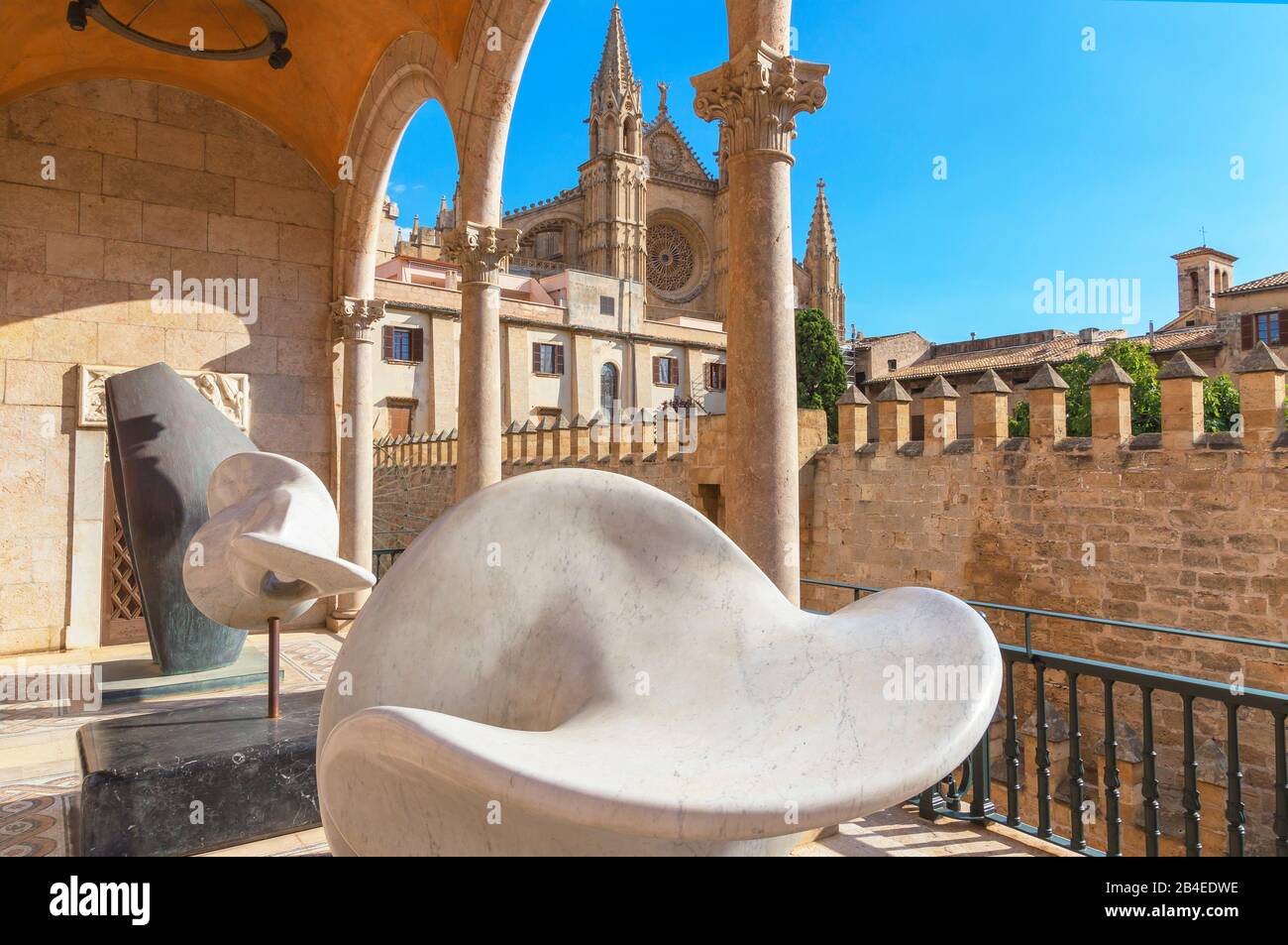 Vista Della Cattedrale Di La Seu Da Palau March, Palma De Mallorca, Mallorca, Isole Baleari, Spagna, Europa Foto Stock
