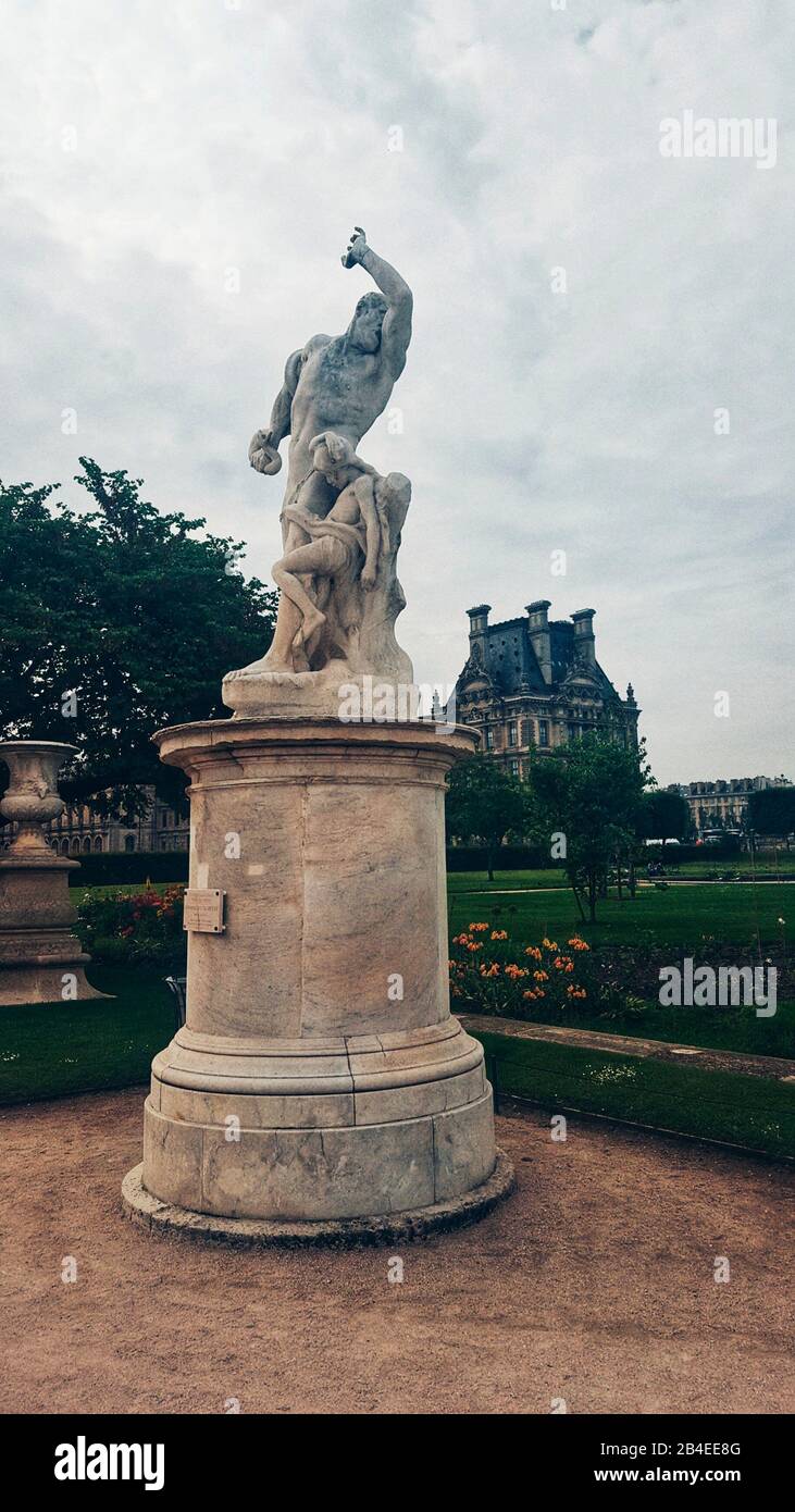 Statua 'l'Homme et sa Misere' nel jardin des Tuileries, Parigi, Francia Foto Stock