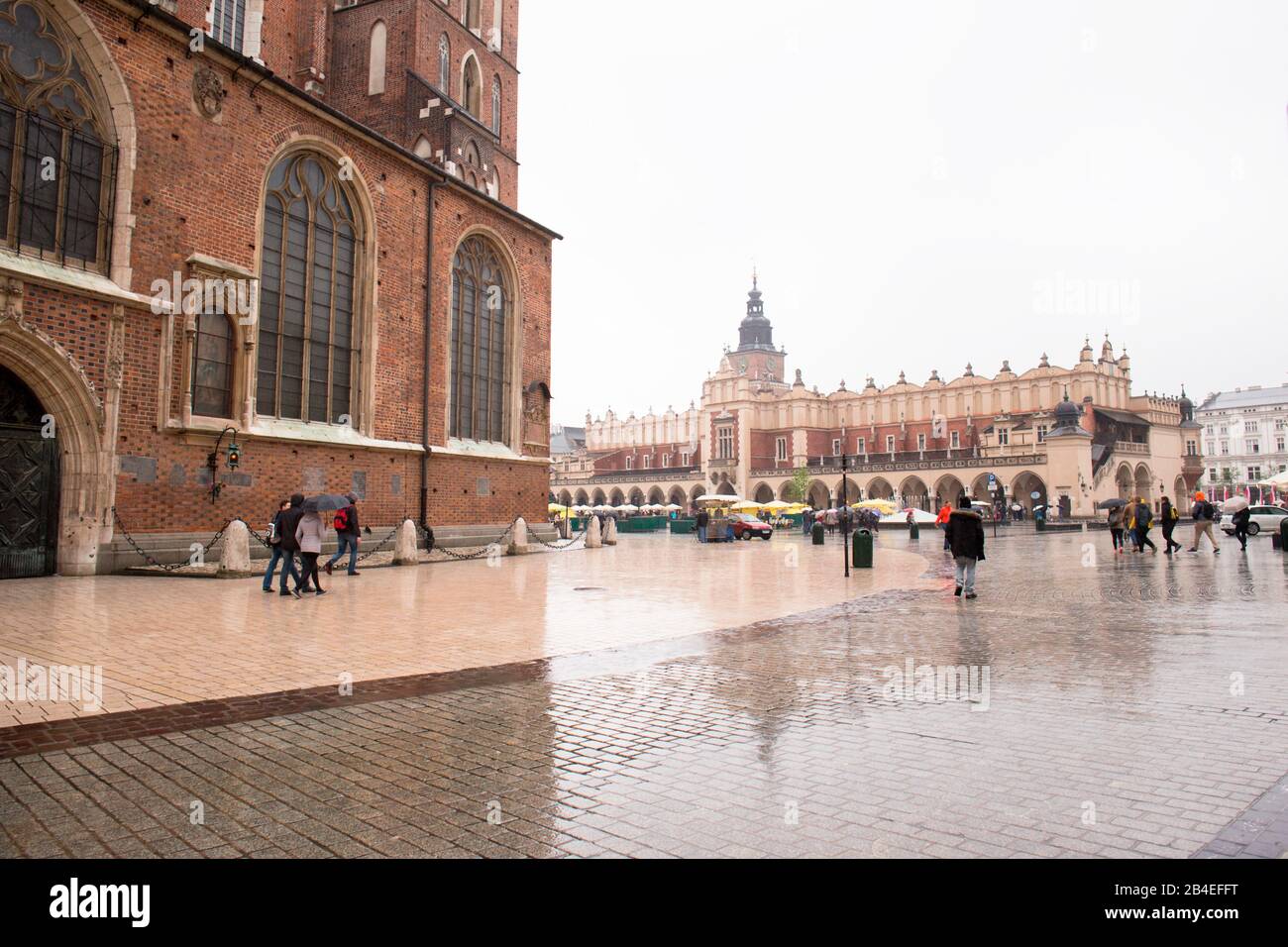 Basilica Di Santa Maria, Sala Dei Tessuti Di Sukiennice Sullo Sfondo, Piazza Centrale Rynek Clowny, Cracovia, Polonia Foto Stock