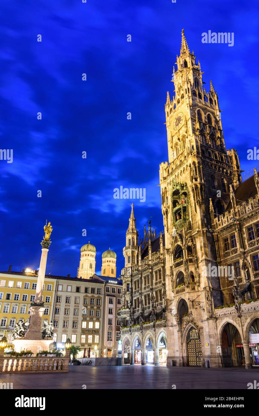 München, Monaco Di Baviera, Piazza Marienplatz, Nuovo Municipio, Chiesa Frauenkirche In Oberbayern, München, Alta Baviera, Baviera / Baviera, Germania Foto Stock