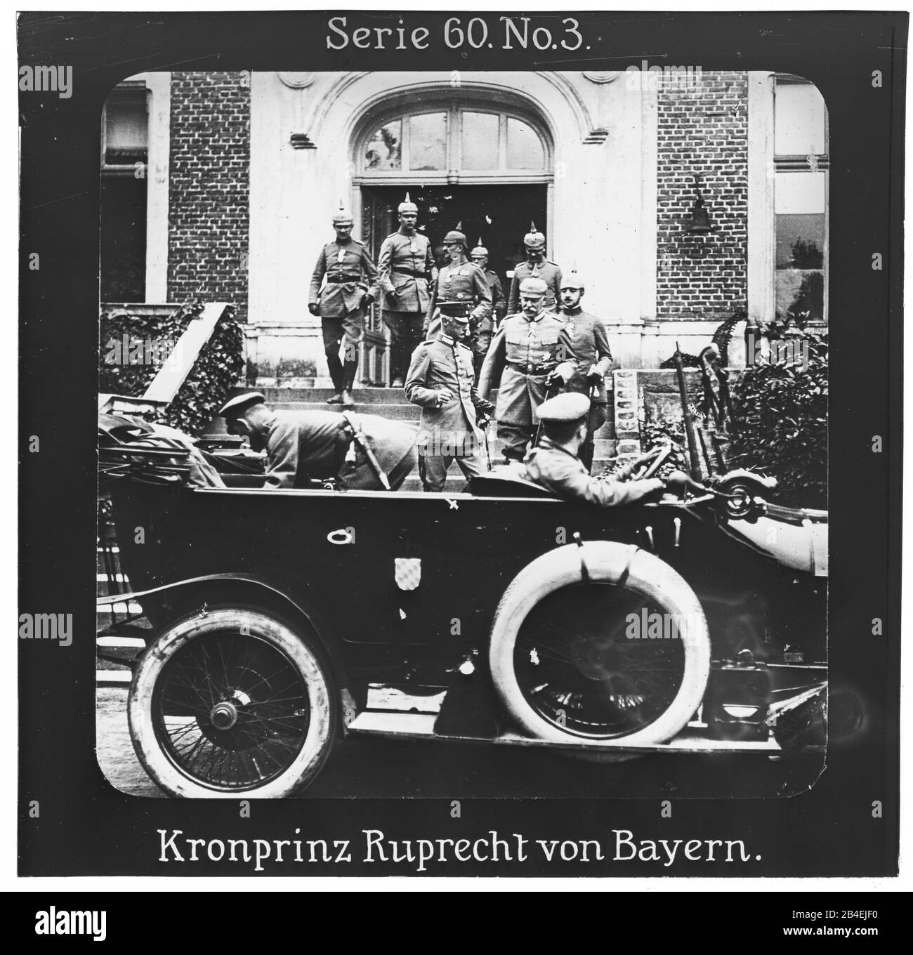 Proiezione Für Alle - Der Weltkrieg: Siegreiche Führer. Serie 60. N.3. Kronprinz Ruprecht Von Bayern. Ruprecht von Bayern (1869 - 1955) guerra der letzte bayerische Kronprinz und Heerführer in der deutschen Armee im Ersten Weltkrieg. - Die Firma „Proiezione für alle gegründet wurde 1905 von Max Skladanowsky (1861-1939)  . Sie produzierte bis 1928 FAST 100 Serien zu je 24 Glasdias im Format 8,3 x 8,3 cm im sog. Bromsilber-Gelatina-Trockenplatten Verfahren. Die Serien umfassten vor allem Städte, Länder, Landschaften aber auch Märchen und Sagen, das Alte Testament und den Ersten Weltkrieg. Foto Stock