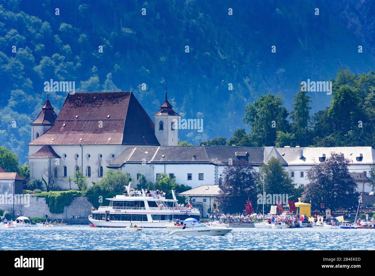 Traunkirchen, Fronleichnam (Corpus Christi) processione lago, barca, nave, marinaio, chiesa Pfarrkirche, montagna Johannesberg, cappella Johannesbergkapelle, lago Traunsee a Salzkammergut, Oberösterreich, Austria superiore, Austria Foto Stock