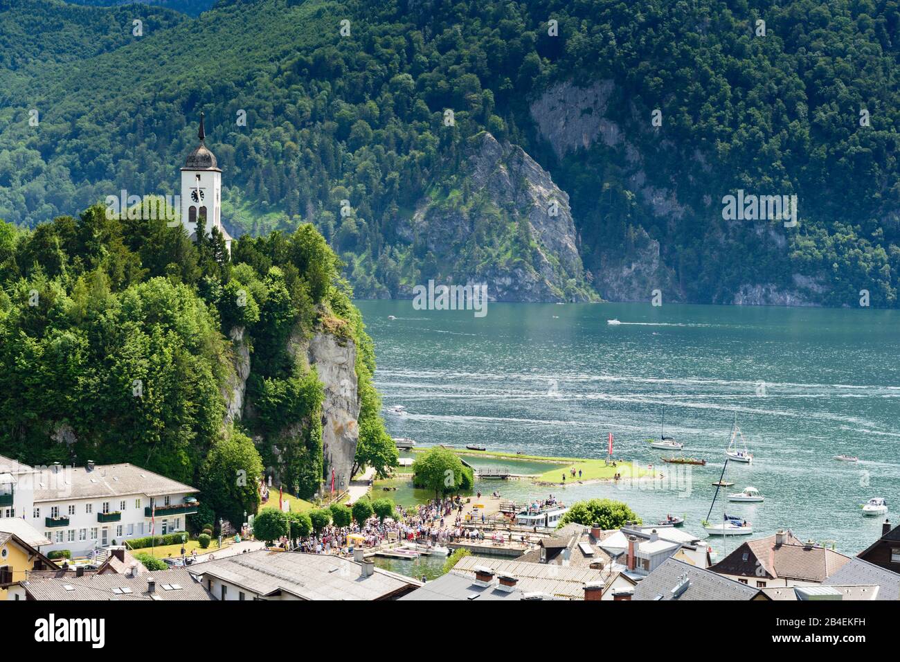 Traunkirchen, Fronleichnam (Corpus Christi) processione lago, barca, nave, marinaio, monte Johannesberg, cappella Johannesbergkapelle, lago Traunsee a Salzkammergut, Oberösterreich, Austria superiore, Austria Foto Stock