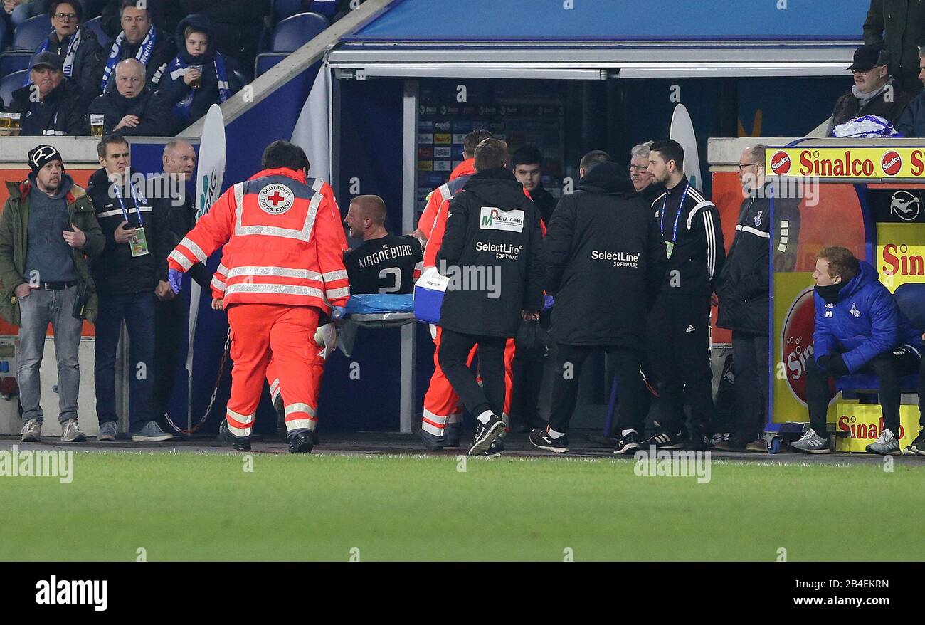 Duisburg, Germania. 06th Mar, 2020. Primo: 06.03.2020 Calcio, campionato 3rd, stagione 2019/2020 MSV Duisburg - 1. Fc Magdeburg Dominik Ernst (N° 2, 1. FC Magdeburg) è stato portato via ferita, dolore, | uso in tutto il mondo credito: DPA/Alamy Live News Foto Stock