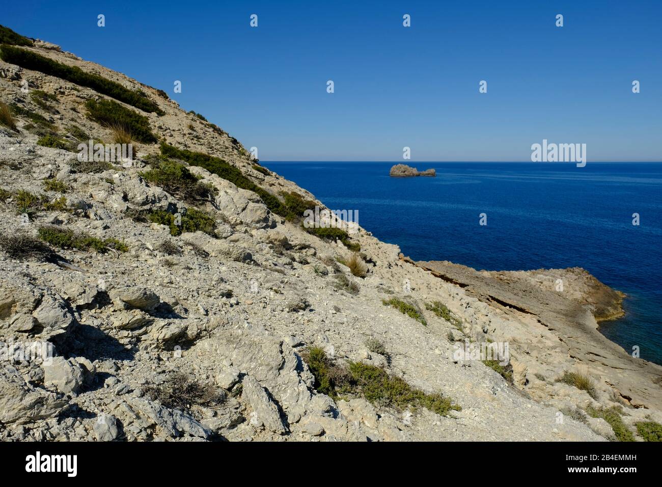 La costa rocciosa tra Cala Estreta e Cala torta sulla penisola di Llevant nel Parco Naturale di Llevant, Maiorca, Isole Baleari, Spagna Foto Stock