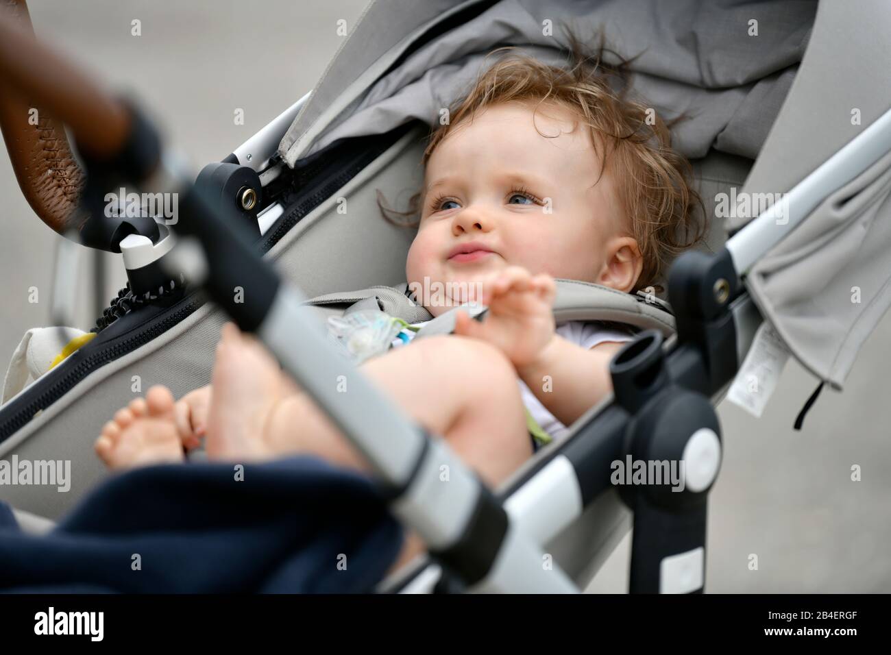 Bambino, 8 mesi, giacente nel passeggino, Baden-Wuerttemberg, Germania Foto  stock - Alamy