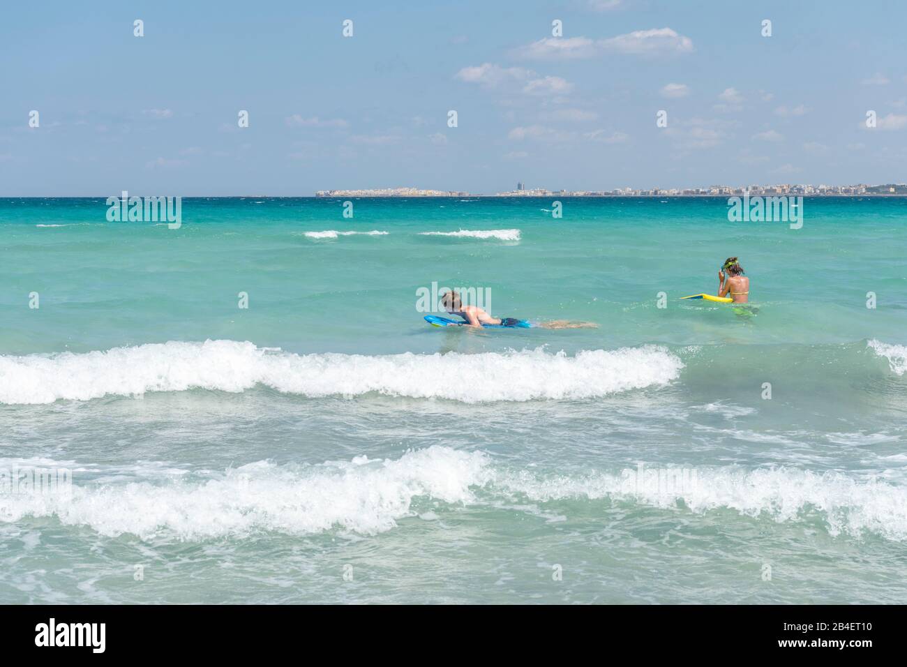 Lido Pizzo, Gallipoli, Salento, Puglia, Italia, Europa. Zwei Kinder vergnügen sich mit ihren Bodyboards im Ionischen Meer Foto Stock