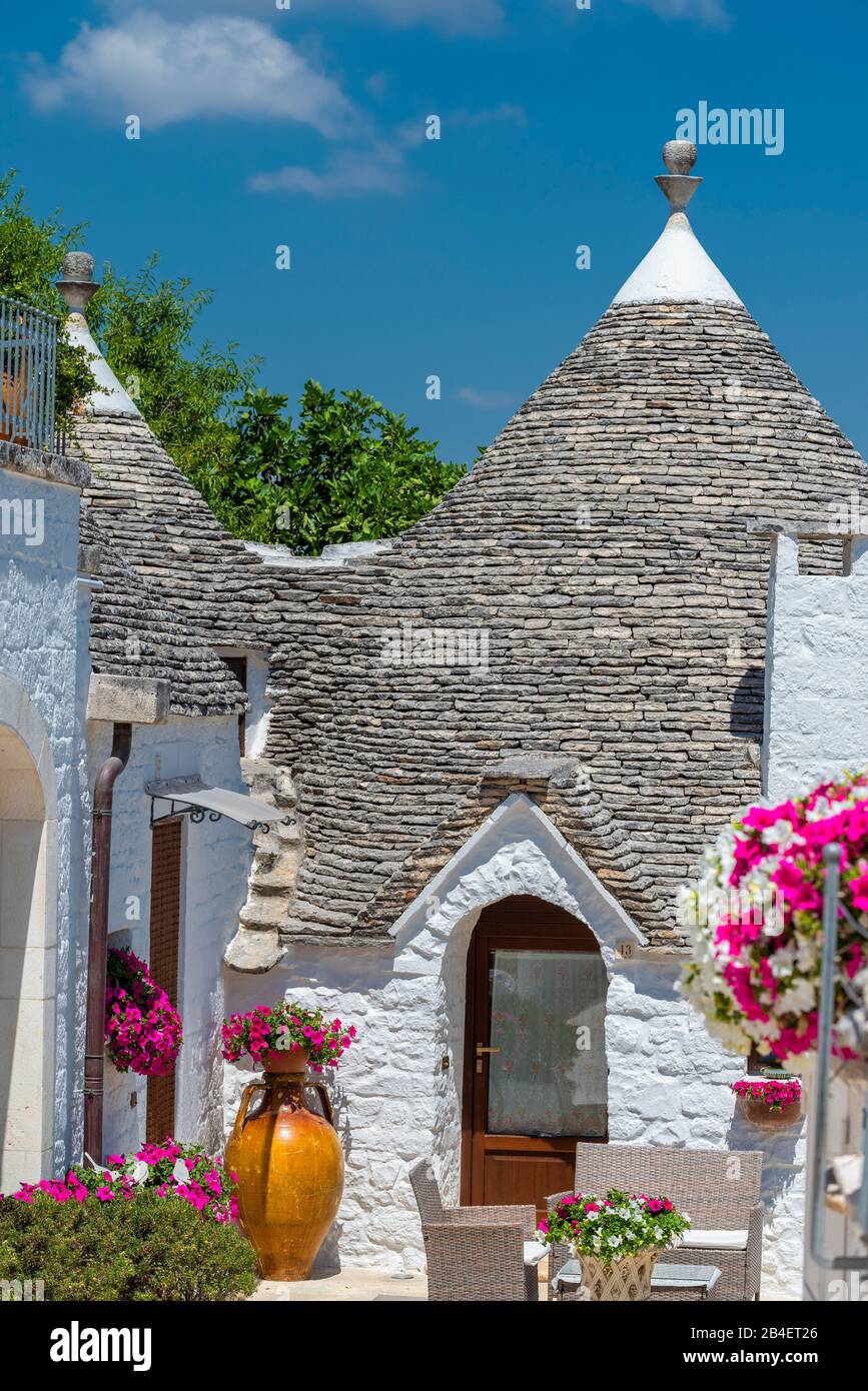 Alberobello, Provinz Bari, Salento, Aulien, Italien, Europa. Die typischen Trulli Häuser mit ihrem kegelfärmigen Dach im Trockenbaustil Foto Stock