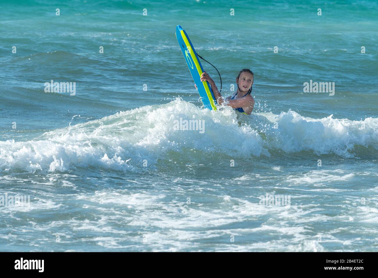 Lido Pizzo, Gallipoli, Salento, Puglia, Italia, Europa. Ein Mädchen vergnügt sich mit einem Bodyboard im Ionischen Meer Foto Stock