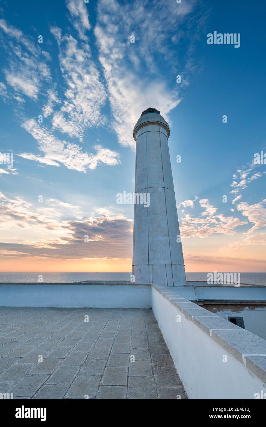 Otranto, Provincia Di Lecce, Salento, Puglia, Italia, Europa. Alba al faro di PalascÃ¬a.. Questo faro segna il punto più orientale della terraferma italiana. Foto Stock